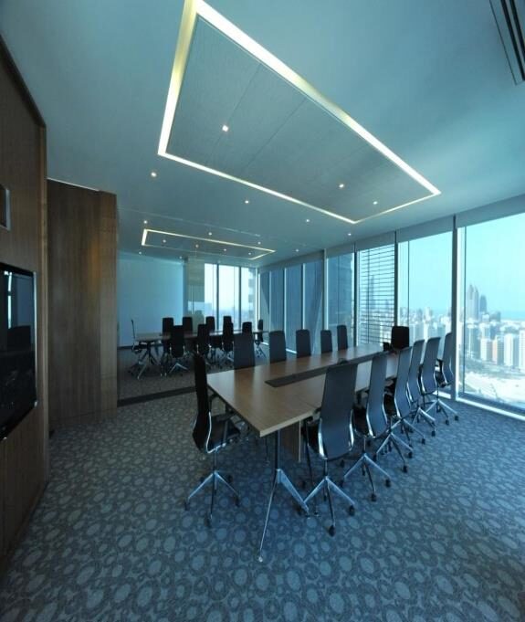 Open-plan floor with linear diffusers